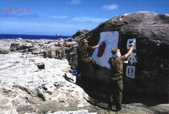 Người Nhật đến đảo Senkaku khẳng định chủ quyền.