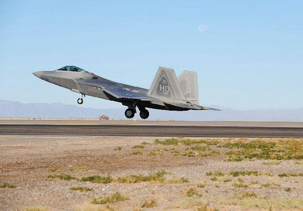 Mỹ vừa tăng cường triển khai máy bay vận tải cất/hạ cánh thẳng đứng MV-22 Osprey (trên) và máy bay chiến đấu tàng hình F-22 (dưới) ở Nhật Bản. Mỹ vừa tăng cường triển khai máy bay vận tải cất/hạ cánh thẳng đứng MV-22 Osprey (trên) và máy bay chiến đấu tàng hình F-22 (dưới) ở Nhật Bản.