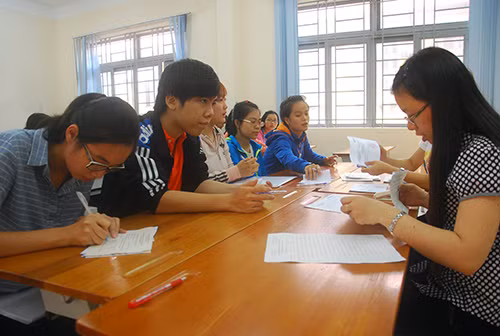 "Thi cử thế này tốn kém, mệt mỏi quá!" ảnh 4