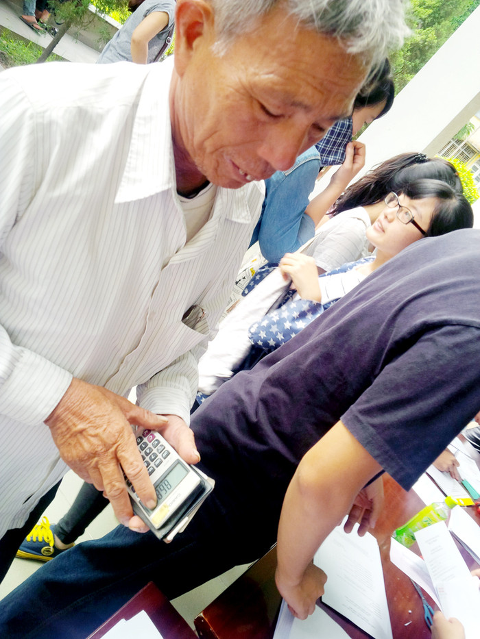 Trên tay người cha này là chiếc máy tính để ông tính xem con mình đang xếp thứ tự bao nhiêu trên bảng xếp hạn nguyện vọng vào trường Đại học Bách khoa Hà Nội. Ảnh Phương Thảo Trên tay người cha này là chiếc máy tính để ông tính xem con mình đang xếp thứ tự bao nhiêu trên bảng xếp hạn nguyện vọng vào trường Đại học Bách khoa Hà Nội. Ảnh Phương Thảo