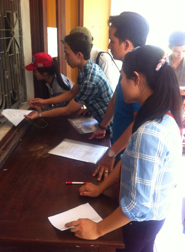 Chính tình trạng này đã khiến các bậc phụ huynh và học sinh trong những ngày gần đây liên tục đổ về các thành phố lớn, nơi cótrụ sở tuyển sinh vào các trường mà con em mình đăng ký xét tuyển để rút và chỉnh sửa hồ sơ ngày càng nhiều.