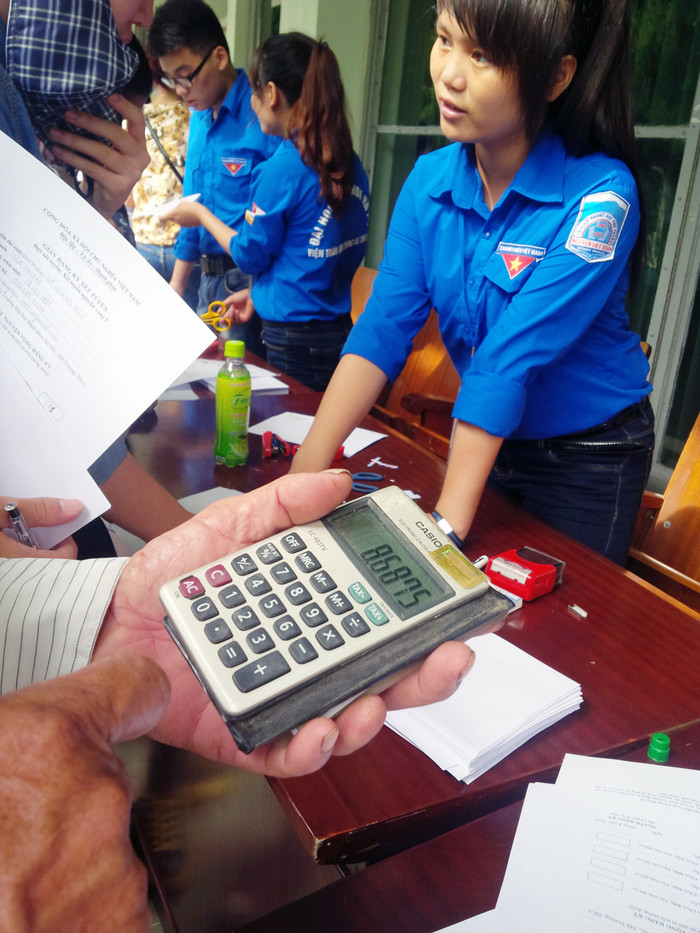 Ông bố này trên tay cầm máy tính tính toán để xem thứ tự con mình đang ở đâu trong hàng nghìn hồ sơ gửi vào trường Đại học Bách khoa Hà Nội. Ông bố này trên tay cầm máy tính tính toán để xem thứ tự con mình đang ở đâu trong hàng nghìn hồ sơ gửi vào trường Đại học Bách khoa Hà Nội.