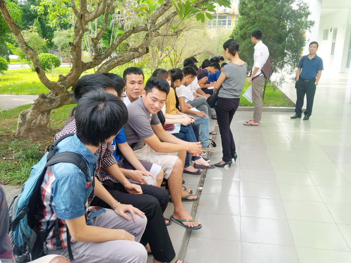 Bên ngoài phòng chờ, đông đảo thí sinh và người nhà chờ tới lượt. Bên ngoài phòng chờ, đông đảo thí sinh và người nhà chờ tới lượt.