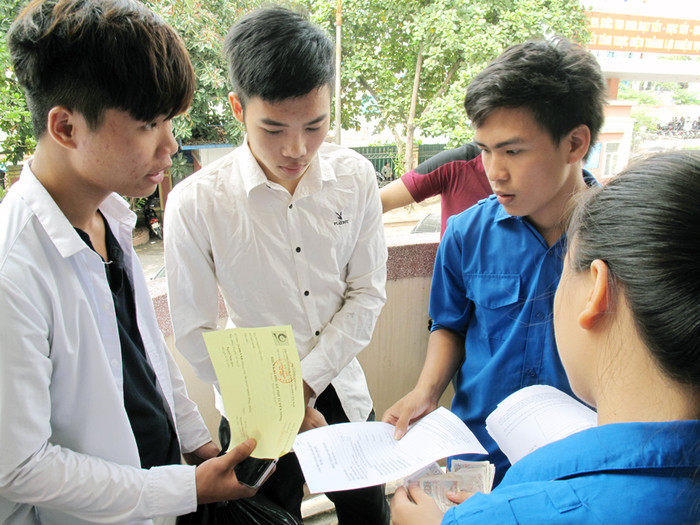 Thí sinh và bạn bè cũng tham khảo thêm ý kiến từ sinh viên trong trường để có lời khuyên tốt nhất và quyết định sáng suốt trước khi hết giờ điểu chỉnh nguyện vọng.