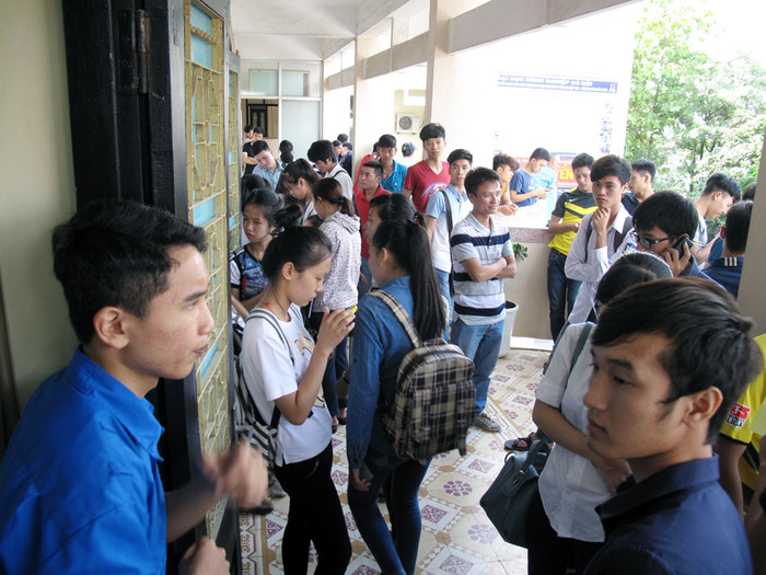Trong khi đó, cũng tại Đại học Công nghiệp Hà Nôi, lượng thí sinh điều chỉnh nguyện vọng tại Phòng đào tạo cũng không phải là ít. Số lượng buổi sáng nay theo báo cáo có thể lên đến hàng trăm em.