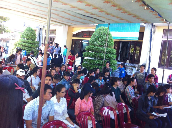 Sự lo lắng và bất an của các bậc phụ huynh và học sinh ngày càng lớn dần khi còn chưa đến 1 tuần nữa là kết thúc đợt xét tuyển nguyện vọng 1 của các trường đại học, cao đẳng mà thứ thứ hạng con em họ cứ nhảy lên nhảy xuống như một sàn chứng khoáng.