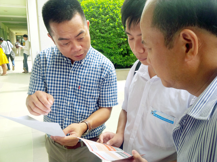 Các ông bố đang bàn xem cơ hội đậu đại học của con mình tại Đại học Bách khoa. Ảnh Phương Thảo Các ông bố đang bàn xem cơ hội đậu đại học của con mình tại Đại học Bách khoa. Ảnh Phương Thảo