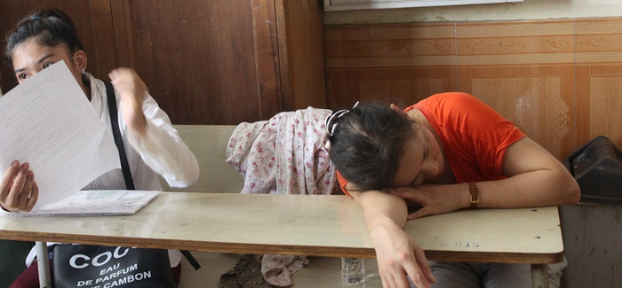 Phụ huynh đến mệt cho đợt xét tuyển nguyện vọng 1, nhiều vị nói như mặc kệ số phận của con, đỗ thì đỗ mà không đỗ thì thôi. Ảnh Thùy Linh Phụ huynh đến mệt cho đợt xét tuyển nguyện vọng 1, nhiều vị nói như mặc kệ số phận của con, đỗ thì đỗ mà không đỗ thì thôi. Ảnh Thùy Linh