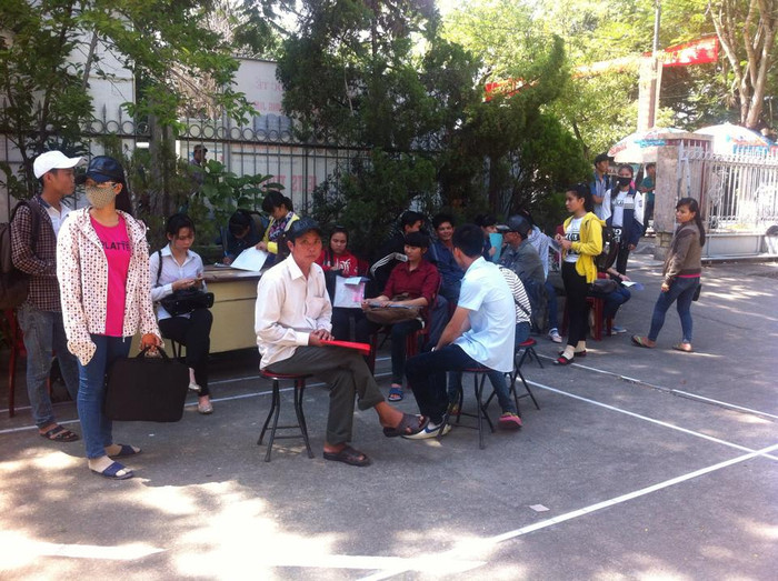 Tốn kém và lãng phí vô cùng, thậm chí gây bức xúc nhưng không biết nói có ai hay chăng?Nhưng tựu chung phụ huynh và thí sinh chúng tôi vẫn là người khổ nhất.