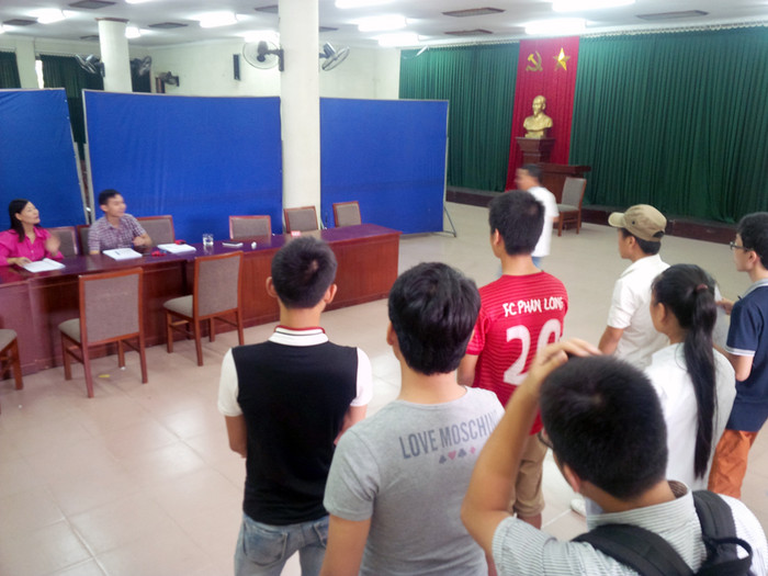 Trong phòng chờ, các thí sinh xếp hàng ngay ngắn để chuẩn bị nộp nguyện vọng. Trong phòng chờ, các thí sinh xếp hàng ngay ngắn để chuẩn bị nộp nguyện vọng.