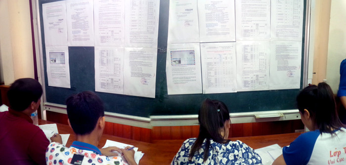 Trước mặt các thí sinh là những thông tin cập nhật thứ tự, những điều thí sinh quan tâm ở các ngành học, cơ hội việc làm.