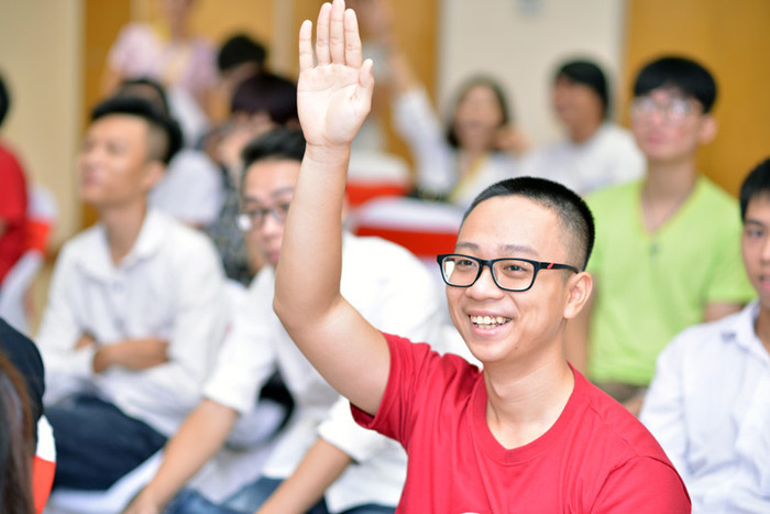 Các sinh viên hào hứng đặt câu hỏi.