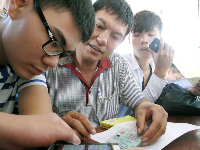 Hai bố con tập trung khai và điều chỉnh nguyện vọng.