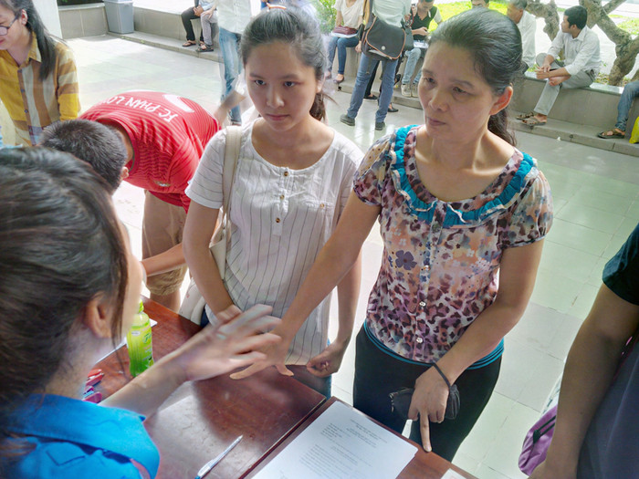 Hai mẹ con chăm chú nghe hướng dẫn viên nói về cơ hội, cách thức nộp nguyện vọng. Hai mẹ con chăm chú nghe hướng dẫn viên nói về cơ hội, cách thức nộp nguyện vọng.