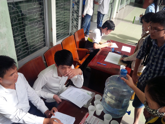 Các thí sinh bàn tán để tính cơ hội được vào học. Các thí sinh bàn tán để tính cơ hội được vào học.