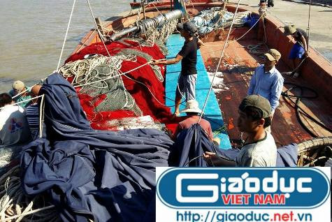 Tàu cá ra khơi ngày gió chướng phải vượt qua những con sóng lớn (ảnh Xuân Hòa)