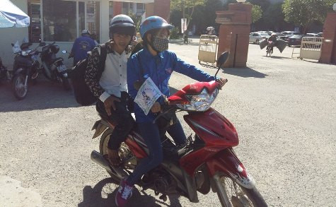 Các tình nguyện viên chở xe lai miễn phí các thí sinh về phòng trọ miễn phí, giá rẻ đã được liên hệ trước (ảnh Xuân Hòa)