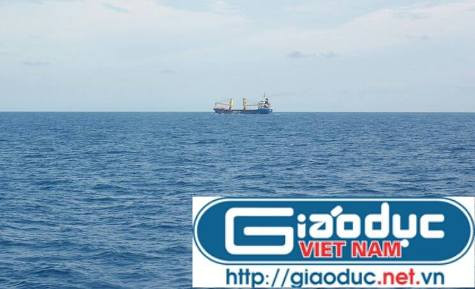 Cung đường tàu hàng thường xuyên chạy cắt ngang qua luôn là nỗi ám ảnh của các tàu cá ngư dân mỗi khi lên đường ra khơi đánh bắt (ảnh Xuân Hòa)