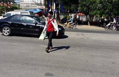 Một thí sinh mang cả gạo đi để nấu ăn trong những ngày dự thi (ảnh Xuân Hòa)