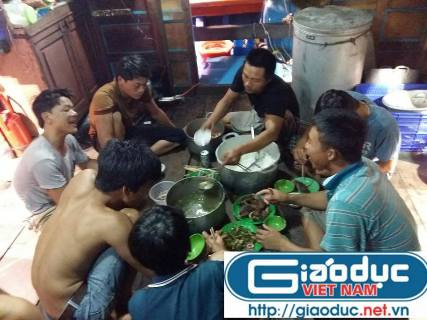 Giờ nghỉ mỗi ngày của người ngư dân chỉ có khoảng 4 đến 5 tiếng sau hai bữa cơm trưa và chiều nên mỗi bữa cơm luôn diễn ra chóng vánh khoảng 15 phút (ảnh Xuân Hòa) Giờ nghỉ mỗi ngày của người ngư dân chỉ có khoảng 4 đến 5 tiếng sau hai bữa cơm trưa và chiều nên mỗi bữa cơm luôn diễn ra chóng vánh khoảng 15 phút (ảnh Xuân Hòa)