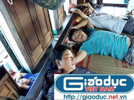 Do đó những giờ nghỉ hiếm hoi vào buổi ngày được người ngư dân tận dụng ngủ để lấy sức (ảnh Xuân Hòa) Do đó những giờ nghỉ hiếm hoi vào buổi ngày được người ngư dân tận dụng ngủ để lấy sức (ảnh Xuân Hòa)