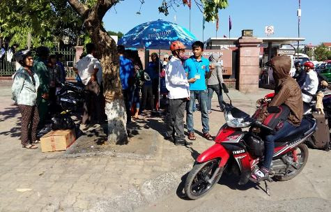 Các tình nguyên viên túc thường xuyên túc trực tại các bến tàu, xe, các điểm thi để hỗ trợ, phục vụ người nhà và các thí sinh về dự thi tại Cụm thi số 25 (ảnh Xuân Hòa)