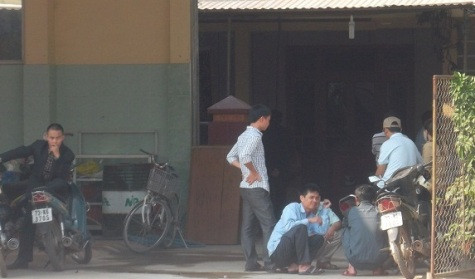 Ngôi nhà của các nạn nhân vắng bóng người thân vì còn đang thay nhau túc trực 4 người bị thương Ngôi nhà của các nạn nhân vắng bóng người thân vì còn đang thay nhau túc trực 4 người bị thương