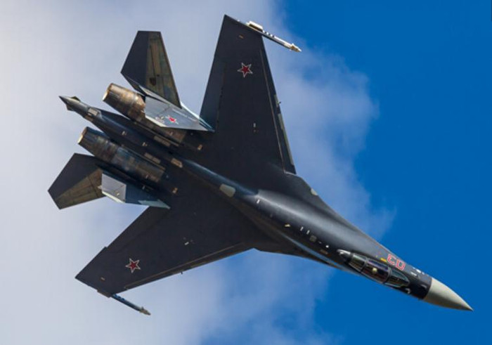 Máy bay chiến đấu Su-35S Nga bay biểu diễn ở Triển lãm hàng không Moscow năm 2015 Máy bay chiến đấu Su-35S Nga bay biểu diễn ở Triển lãm hàng không Moscow năm 2015