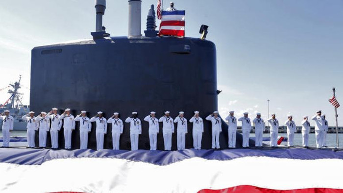 Ngày 1 tháng 8 năm 2015, Hải quân Mỹ tổ chức lễ biên chế tàu ngầm hạt nhân tấn công USS John Warner lớp Virginia