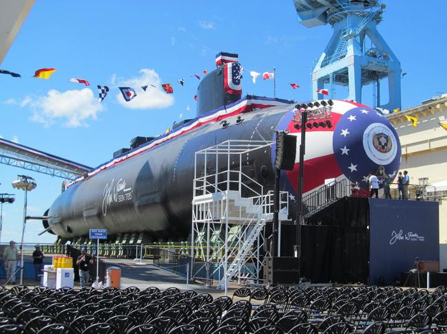 Ngày 1 tháng 8 năm 2015, Hải quân Mỹ tổ chức lễ biên chế tàu ngầm hạt nhân tấn công USS John Warner lớp Virginia