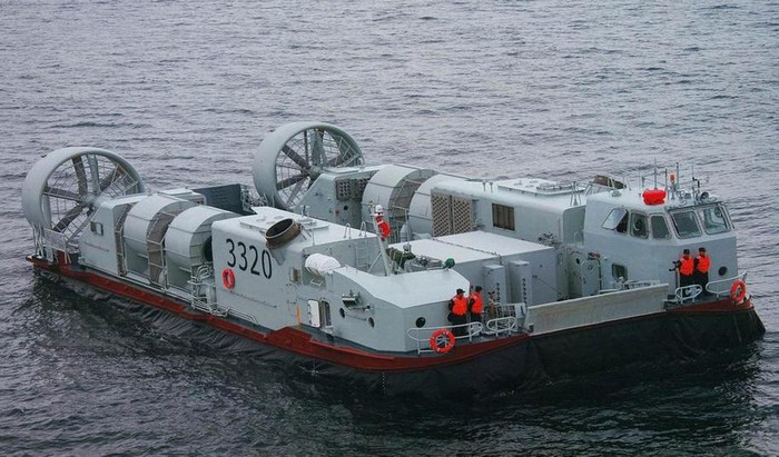 Tàu đổ bộ đệm khí Type 726 của Hải quân Trung Quốc, được chở trên tàu đổ bộ cỡ lớn Type 071 Tàu đổ bộ đệm khí Type 726 của Hải quân Trung Quốc, được chở trên tàu đổ bộ cỡ lớn Type 071