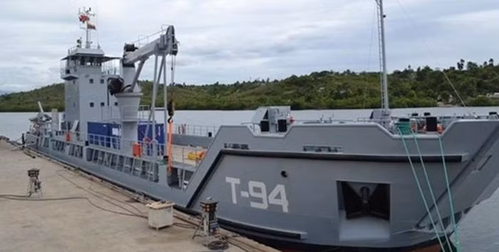 Tàu đổ bộ lớp Stan Lander 5612 có chiều dài 57,27 mét, rộng 12,13 mét, độ mớn nước 3,9 mét, tốc độ hành trình 10,40 knots (19,3 km/h) và tải trọng 740 tấn. Mỗi tàu còn được trang bị một cần cẩu 25 tấn cho phép bốc dỡ hàng hóa hiệu quả.