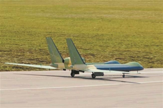 Máy bay trinh sát không người lái tầm cao mới nhất Trung Quốc do dân mang tuyên truyền trên mạng Máy bay trinh sát không người lái tầm cao mới nhất Trung Quốc do dân mang tuyên truyền trên mạng