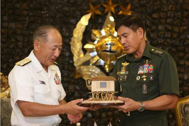 Tổng tham mưu trưởng Quân đội Philippines Hernando Iriberri tặng quà lưu niệm cho Tham mưu trưởng liên quân Lực lượng Phòng vệ Nhật Bản Kawano Katsutoshi Tổng tham mưu trưởng Quân đội Philippines Hernando Iriberri tặng quà lưu niệm cho Tham mưu trưởng liên quân Lực lượng Phòng vệ Nhật Bản Kawano Katsutoshi