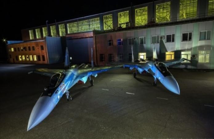 Nga tiếp nhận lô 2 máy bay chiến đấu Su-35 đầu tiên trong năm 2015, thành lập đơn vị Su-35 thứ hai.