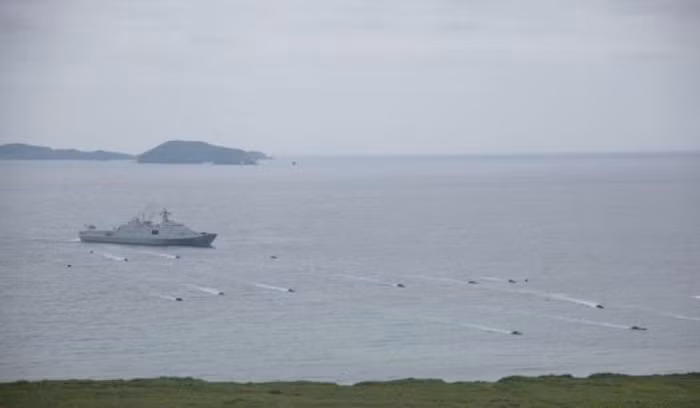 Sáng ngày 25 tháng 8 năm 2015, Hải quân Trung Quốc và Nga tiến hành diễn tập đổ bộ liên hợp ở vịnh Peter the Great, Nga. Đây là lần đầu tiên Hải quân Trung Quốc tiến hãnh diễn tập đổ bộ ở nước ngoài.