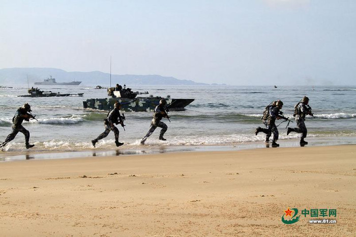 Tháng 8 năm 2014, Hạm đội Nam Hải, Hải quân Trung Quốc tiến hành tập trận đổ bộ đánh chiếm đảo đá quy mô lớn Tháng 8 năm 2014, Hạm đội Nam Hải, Hải quân Trung Quốc tiến hành tập trận đổ bộ đánh chiếm đảo đá quy mô lớn