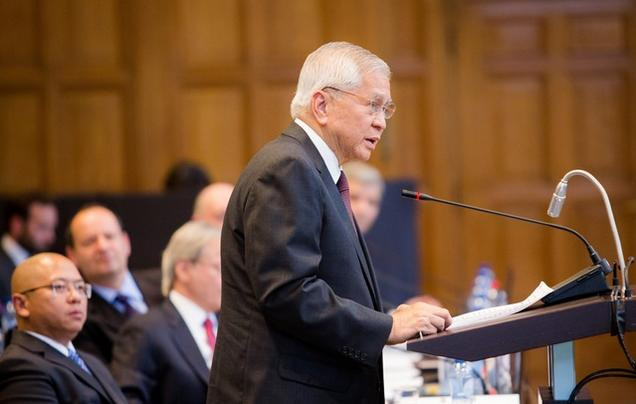 Ngoại trưởng Philippines Albert del Rosario ở Tòa án trọng tài thường trực tại Hà Lan Ngoại trưởng Philippines Albert del Rosario ở Tòa án trọng tài thường trực tại Hà Lan