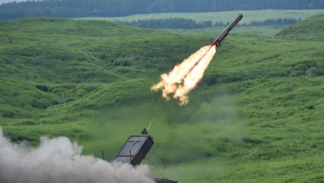 Lực lượng Phòng vệ Nhật Bản tiến hành diễn tập bắn đạn thật ở núi Fuji vào ngày 18 tháng 8 năm 2015