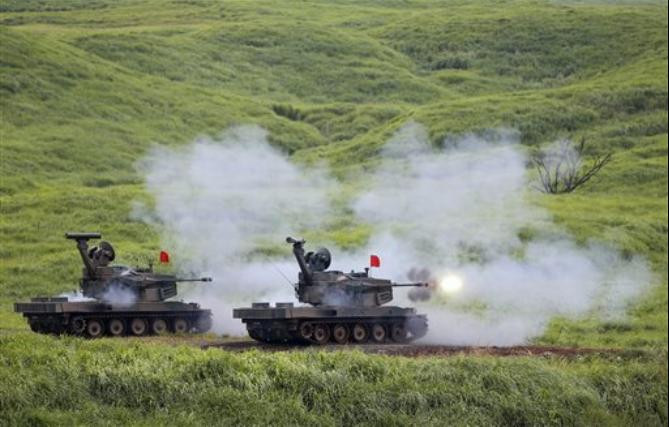 Lực lượng Phòng vệ Nhật Bản tiến hành diễn tập bắn đạn thật ở núi Fuji vào ngày 18 tháng 8 năm 2015