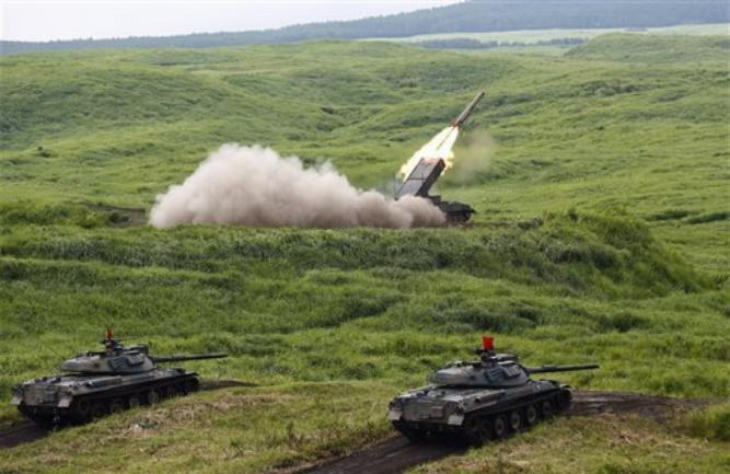 Lực lượng Phòng vệ Nhật Bản tiến hành diễn tập bắn đạn thật ở núi Fuji vào ngày 18 tháng 8 năm 2015