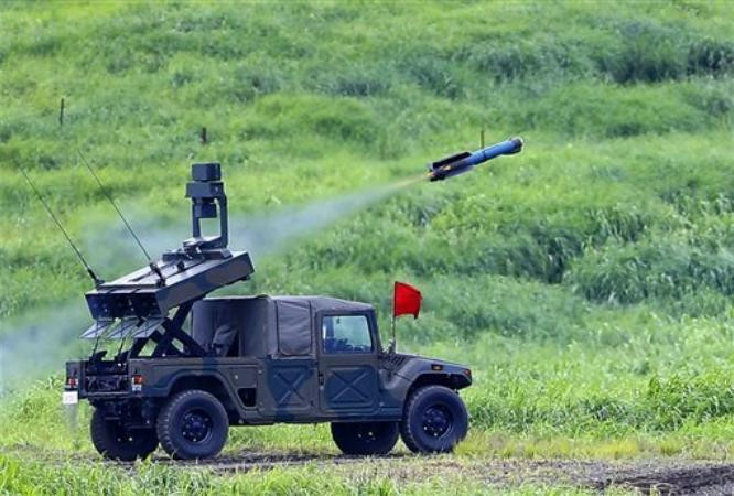 Lực lượng Phòng vệ Nhật Bản tiến hành diễn tập bắn đạn thật ở núi Fuji vào ngày 18 tháng 8 năm 2015