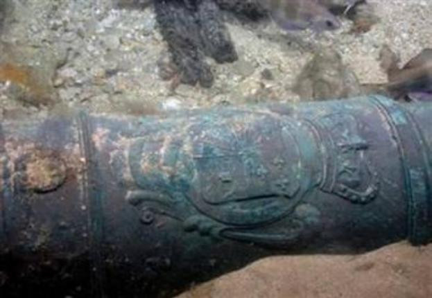 Một khẩu pháo đồng của tàu chỉ huy Victory Anh bị chìm ở eo biển Măng-sơ được trục vớt