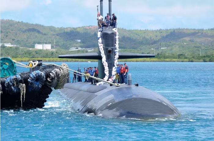 Tàu ngầm hạt nhân tấn công USS Chicago lớp Los Angeles, Hải quân Mỹ đến vịnh Subic, Philippines.