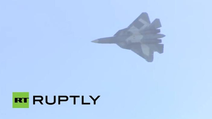 Máy bay chiến đấu T-50 bay biểu diễn tại Lễ khai mạc Triển lãm hàng không quốc tế Moscow năm 2015 (MAKS-2015) Máy bay chiến đấu T-50 bay biểu diễn tại Lễ khai mạc Triển lãm hàng không quốc tế Moscow năm 2015 (MAKS-2015)