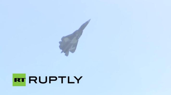 Máy bay chiến đấu T-50 bay biểu diễn tại Lễ khai mạc Triển lãm hàng không quốc tế Moscow năm 2015 (MAKS-2015) Máy bay chiến đấu T-50 bay biểu diễn tại Lễ khai mạc Triển lãm hàng không quốc tế Moscow năm 2015 (MAKS-2015)