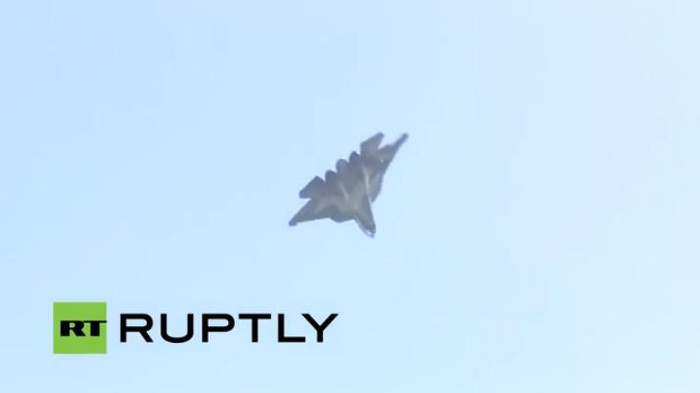 Máy bay chiến đấu T-50 bay biểu diễn tại Lễ khai mạc Triển lãm hàng không quốc tế Moscow năm 2015 (MAKS-2015) Máy bay chiến đấu T-50 bay biểu diễn tại Lễ khai mạc Triển lãm hàng không quốc tế Moscow năm 2015 (MAKS-2015)