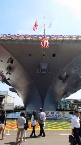 Chiều ngày 27 tháng 8 năm 2015, Nhật Bản hạ thủy tàu sân bay trực thăng lớp Izumo thứ hai, đặt tên là Kaga