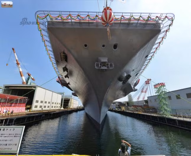 Chiều ngày 27 tháng 8 năm 2015, Nhật Bản hạ thủy tàu sân bay trực thăng lớp Izumo thứ hai, đặt tên là Kaga