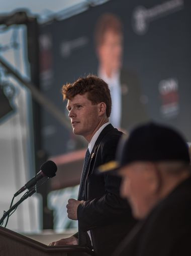 Cháu trai Tổng thống John F. Kennedy tại Lễ khởi công chế tạo tàu sân bay USS John F. Kennedy CVN 79 ngày 22 tháng 8 năm 2015 Cháu trai Tổng thống John F. Kennedy tại Lễ khởi công chế tạo tàu sân bay USS John F. Kennedy CVN 79 ngày 22 tháng 8 năm 2015